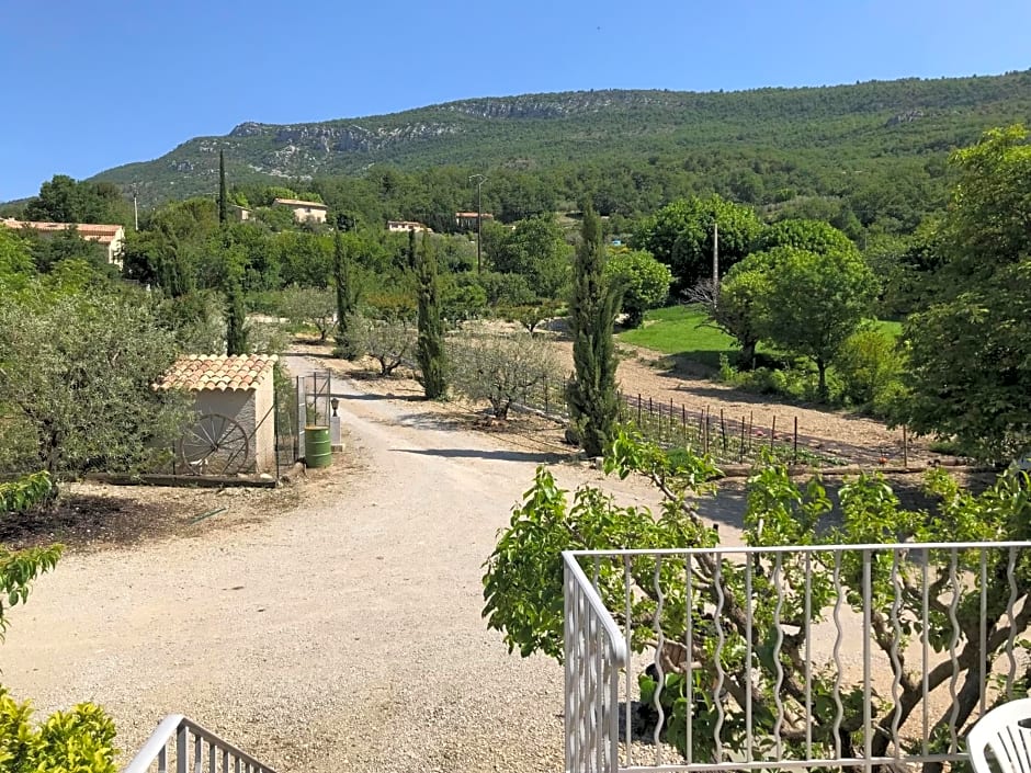 Chambre: une fenêtre sur le Ventoux