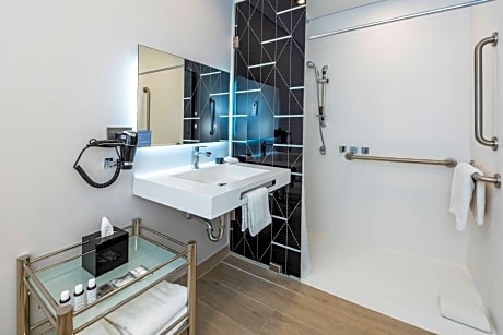 Room, 1 King Bed, Non Smoking, Sea View (Balcony)