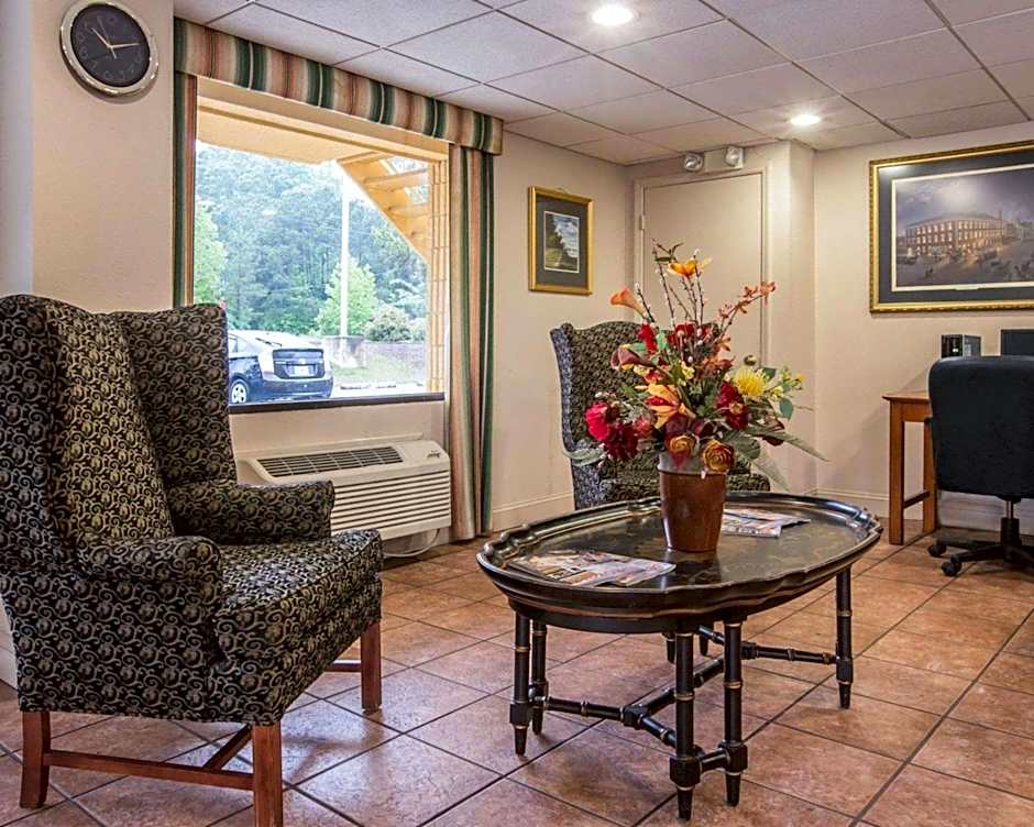 Econo Lodge Inn & Suites Columbus near Fort Benning