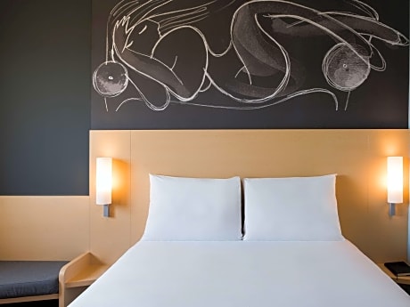 1 Queen Size Bed with satellite TV, bathroom and unlimited WIFI