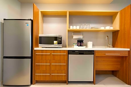 2 Queen Hearing Accessible Suite Nonsmoking