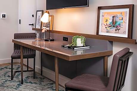 2 Qn 1 Bdrm Ste Mob/Hear Access Tub W/Sofabed