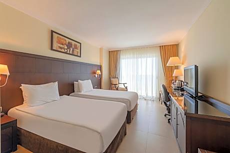 2 Single Beds Side Sea View