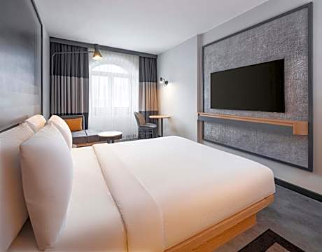 Deluxe Queen Room with City View