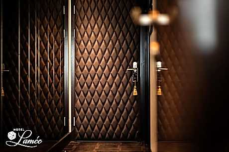 Grandiose Lamee Room