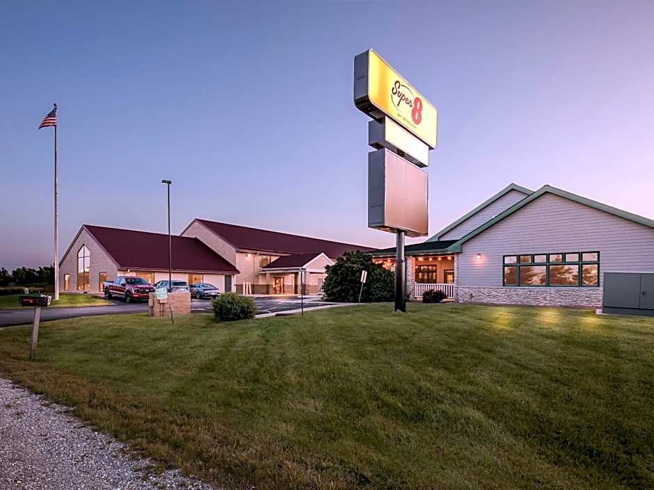 Super 8 by Wyndham Sturtevant Racine