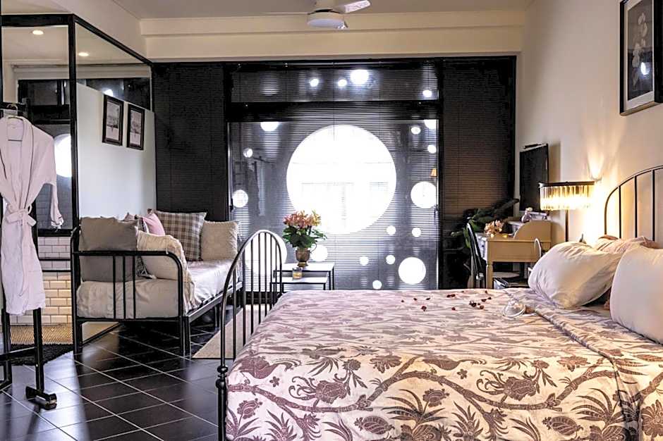 Noir Home