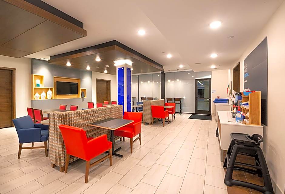 Holiday Inn Express and Suites Wentzville St Louis West By IHG