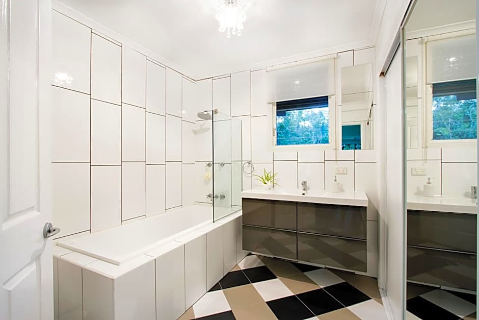 Airlie Beach Eco Cabins - Adults Only