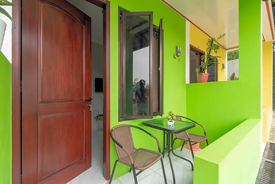 RedDoorz Plus near Jungeland Sentul