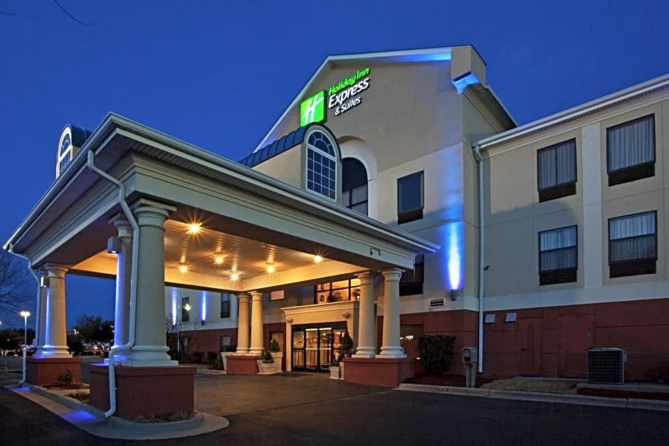 Holiday Inn Express Hotel & Suites Laurinburg