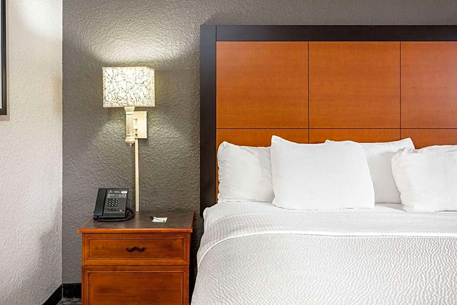 Super 8 by Wyndham The Woodlands North