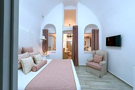 King Suite with Plunge Pool and Caldera View