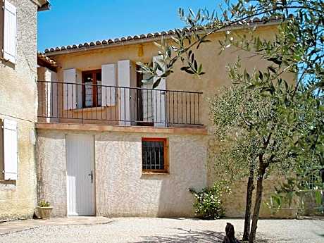 Cosy holiday flat with shared pool, Malaucene
