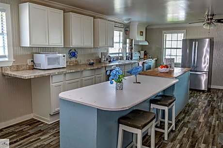 Blue Dolphin Inn and Cottages