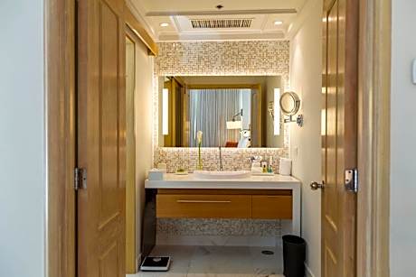One-Bedroom King Suite - Club Floor