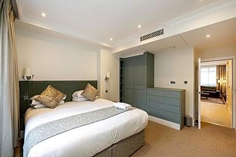 Two-Bedroom Deluxe Apartment with Balcony