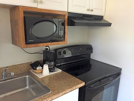 King Room with Kitchenette - Non-Smoking