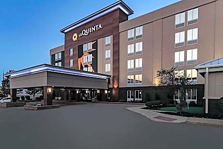La Quinta Inn & Suites by Wyndham Cleveland Airport West