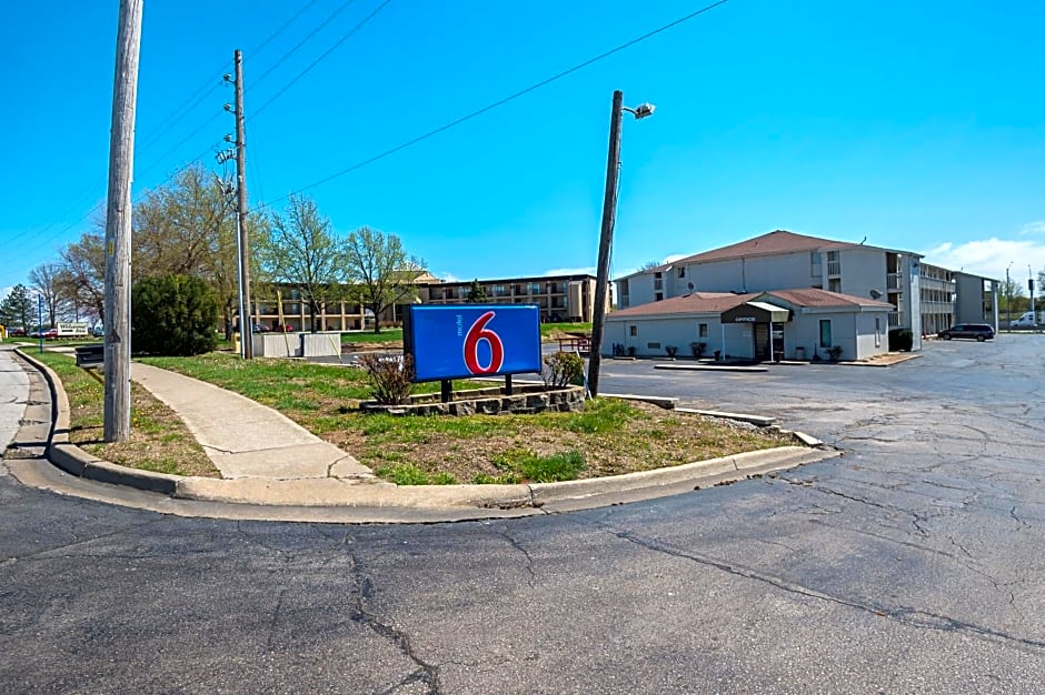 Motel 6-Blue Springs, MO