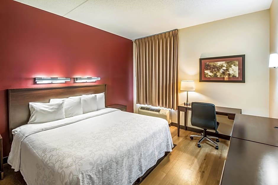 Red Roof Inn PLUS+ Long Island - Garden City