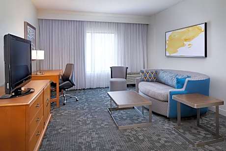 King Suite with Sofa Bed and Adapted Tub – Mobility Accessible