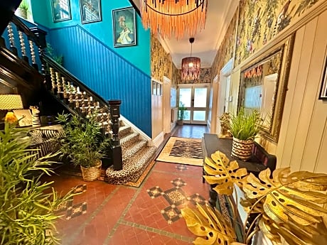 Lemur Lodge - Boutique Apartments - Short Stroll to The Beach