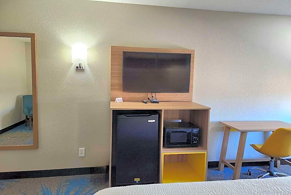 Days Inn & Suites by Wyndham New Iberia