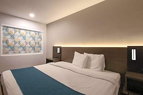 King Room with Roll-in Shower - Disability Access - Non-Smoking