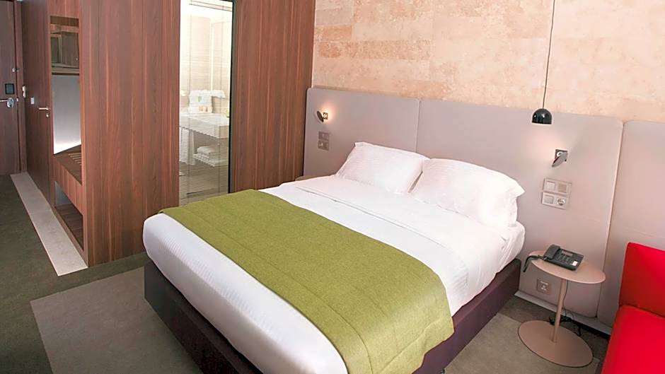 Photo 1 of 8 of Standard 1 Queen Bed, High Floor
