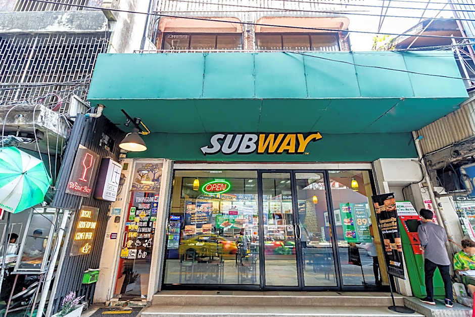 Thonglor travellers' hostel and cafe'