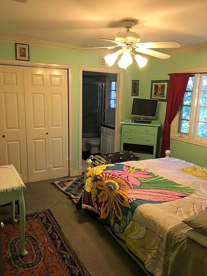 Elaine's Hollywood Bed & Breakfast
