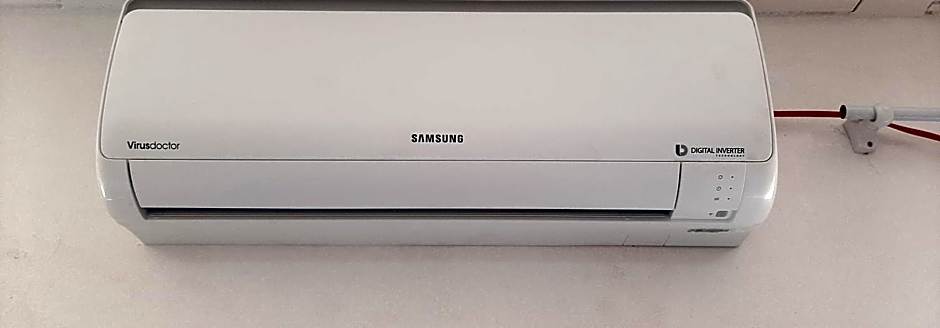 KITNET S1 em TORRES-RS - Na mais bela praia Gaúcha - Cozinha - Banheiro - Ar condicionado - TV e Wi-Fi - Estacionamento - Anfitriã Superhost no BnB