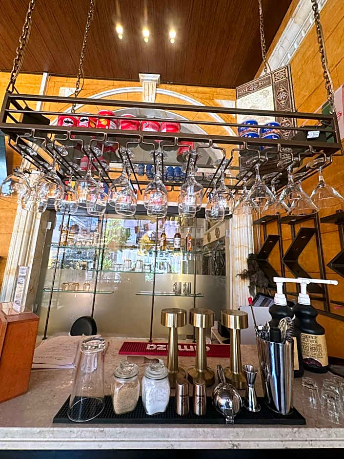 Queens Suite Hotel