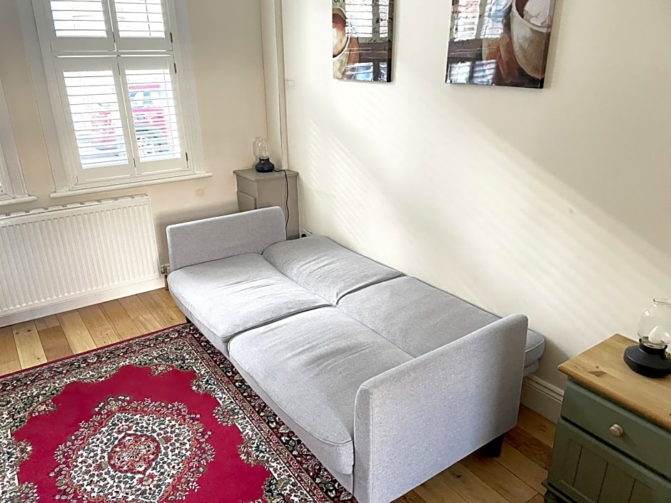 Riverside Lodge - Quaint Victorian Home By The River