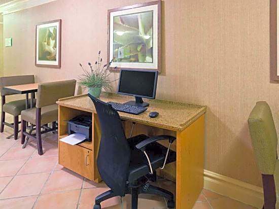 Days Inn & Suites by Wyndham Schaumburg