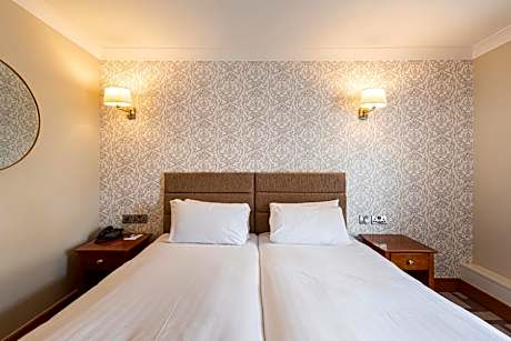 Twin Room with Street View