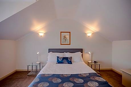 1 Queen Bed, Water View