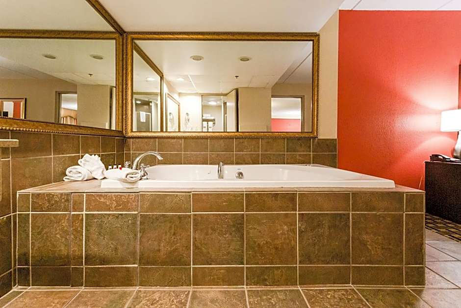 Ramada Hotel & Conference Center by Wyndham Plymouth