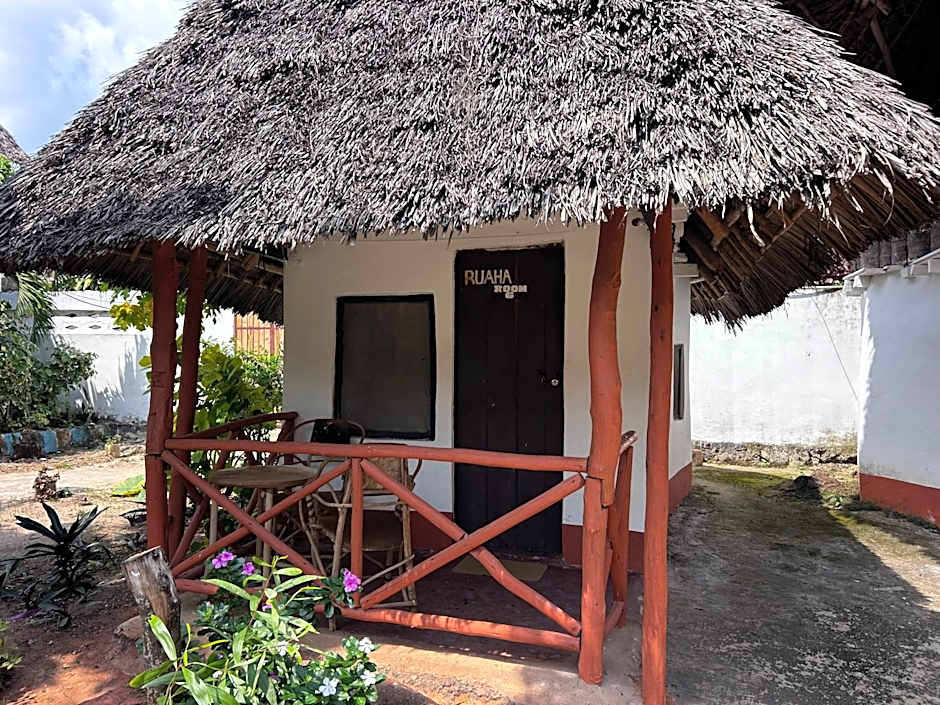 Tropinest bungalows & hostel