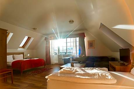 Family Room (2 Adults + 2 Children)