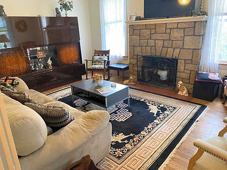 The Queen, A Victorian Bed & Breakfast