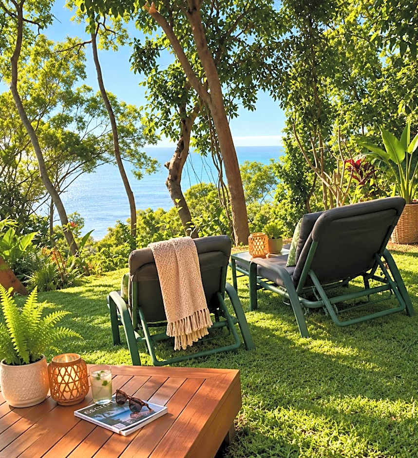 Gunnadoo Holiday Hut with Ocean Views and Jacuzzi