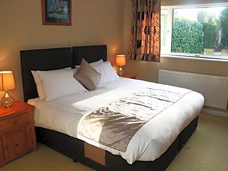 Double or Twin-Ensuite with Bath-Garden View