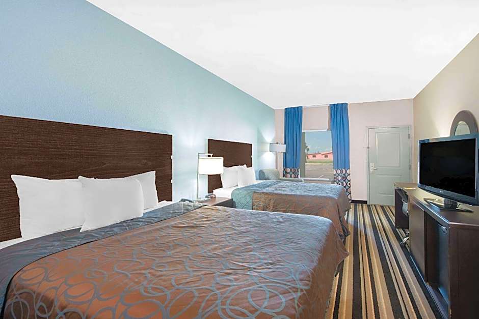 Super 8 by Wyndham Dilley TX