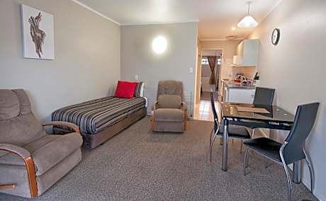 One-Bedroom Apartment with Hot Tub