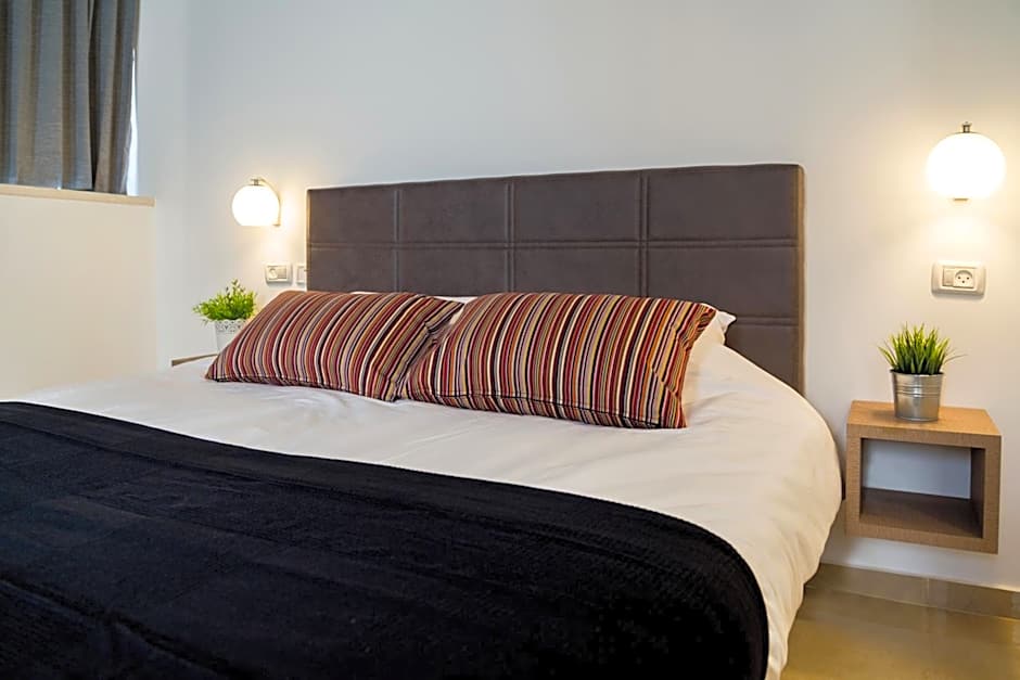 Johnny Hotel – Jerusalem, CA