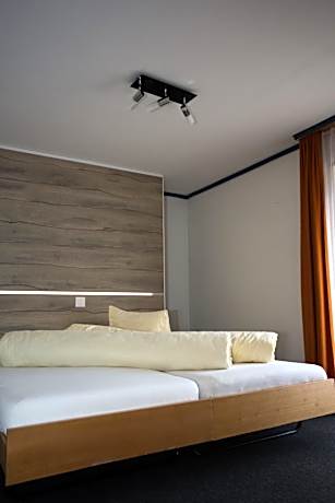 Family Room (2 Adults + 2 Children)