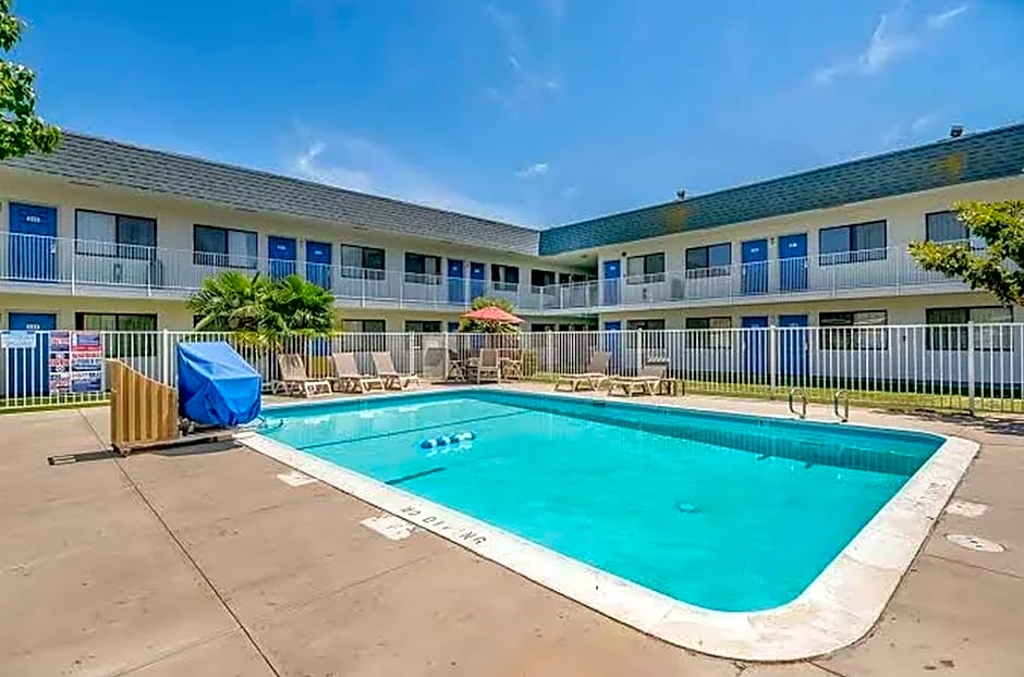 Super 8 by Wyndham Tracy