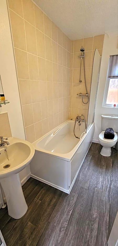 Tranquil Lodge hot tub and free golf